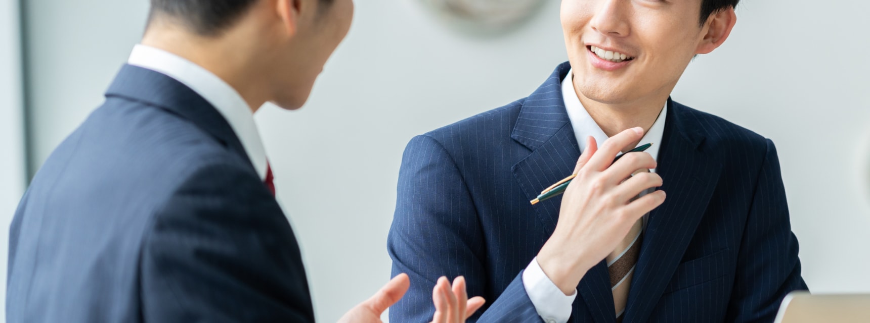 会話をしている男性達