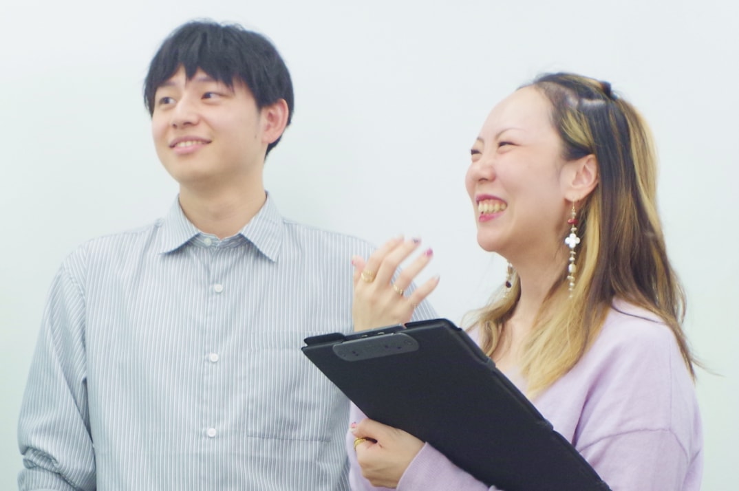 二人が回答しているイメージ