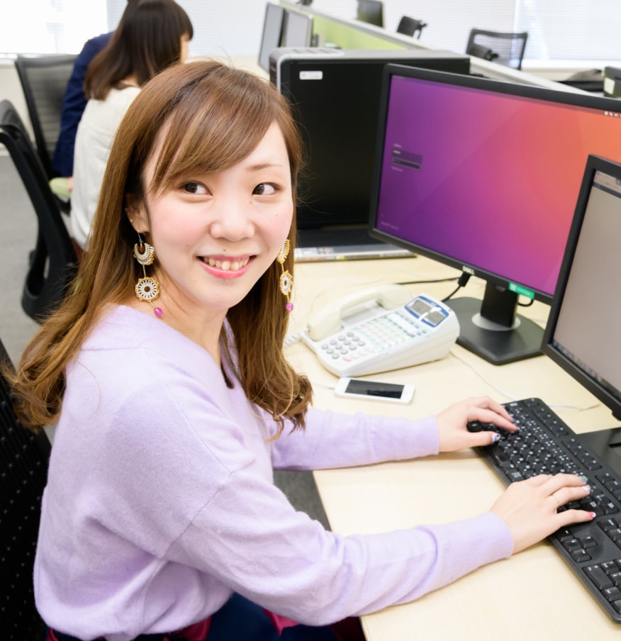 女性が回答しているイメージ